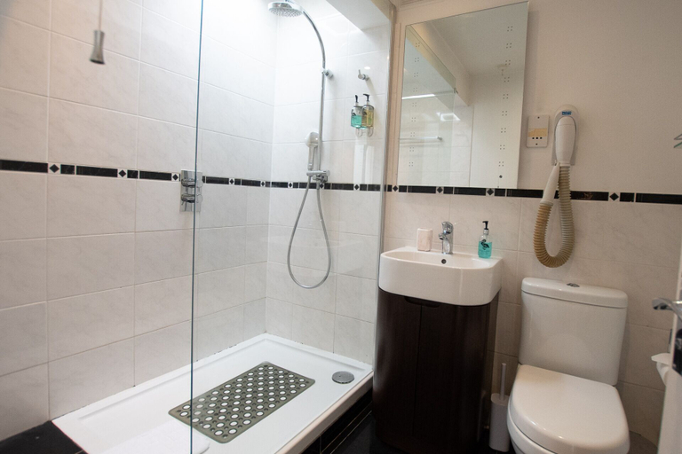 Bathroom, The Penthouse, Kent