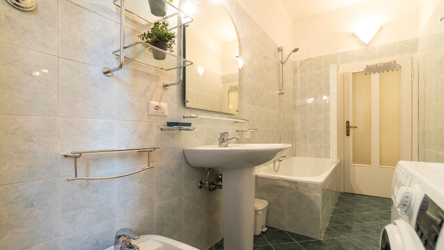 Bathroom 3, Italianway - Baracca 7 A, Bologna