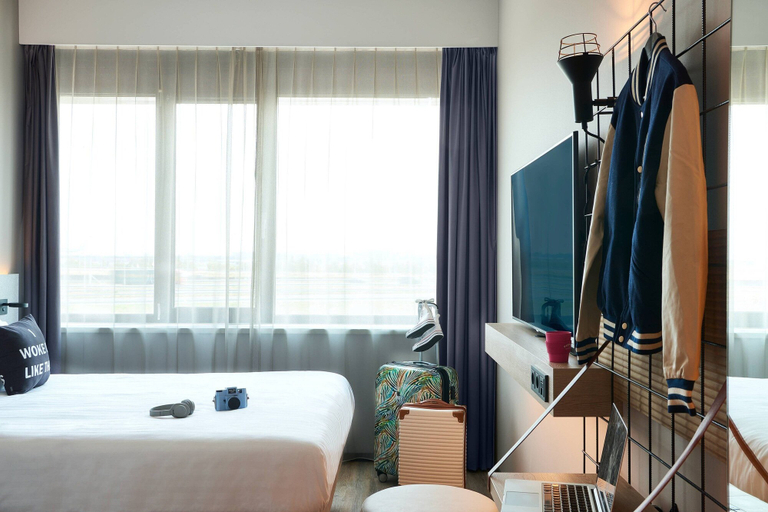 Bedroom 2, Moxy Amsterdam Schiphol Airport, Haarlemmermeer