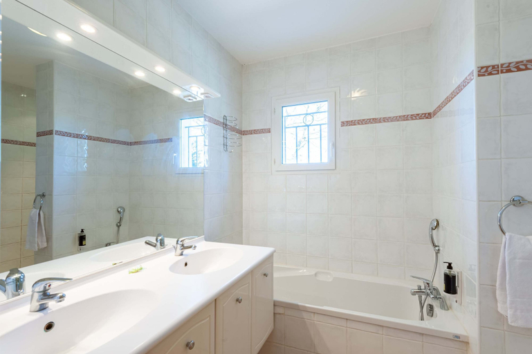 Bathroom 4, ResidHotel Golf Grand Avignon, Vaucluse