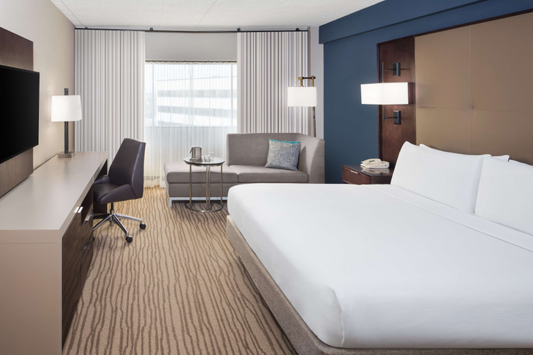 Bedroom 4, DoubleTree by Hilton Hotel Newark Airport, Newark