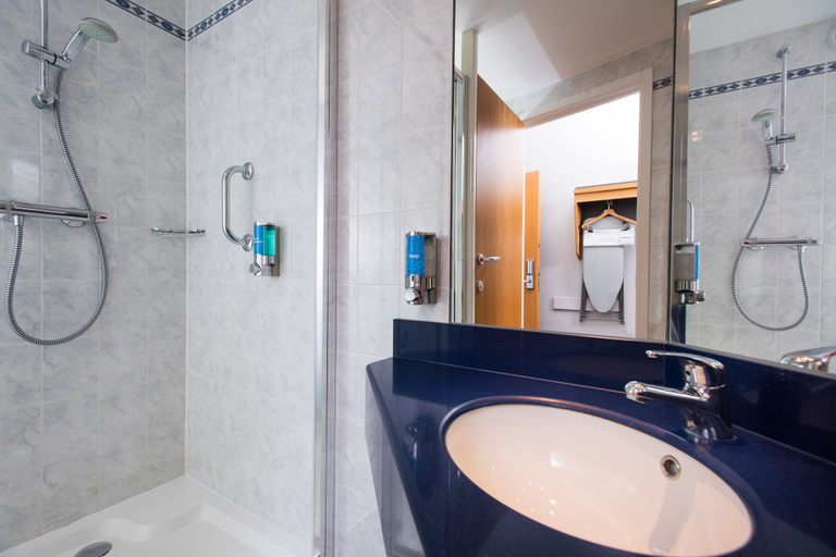Bathroom 4, Holiday Inn Express NORTHAMPTON - SOUTH by IHG, Northamptonshire