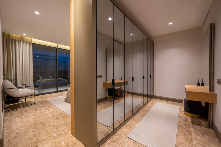 Room 2, Hills Deluxe, Merkez