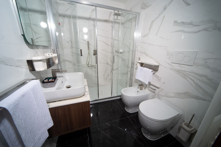 Bathroom 5, Hotel Villa Paradiso, Novara