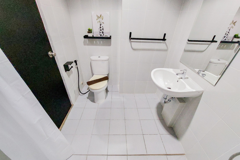 Bathroom 3, Good Deal 1Br Casa De Parco Apartment Near Aeon Mall, Tangerang Selatan