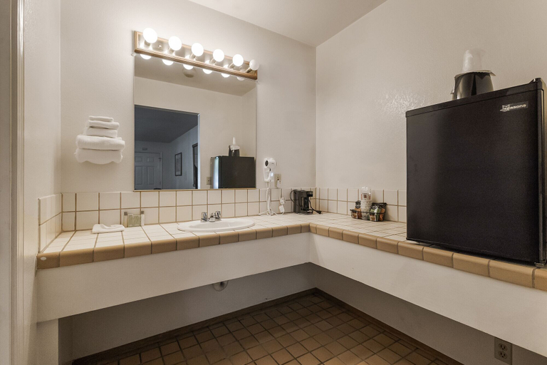 Bathroom 4, Northern Queen Inn, Nevada
