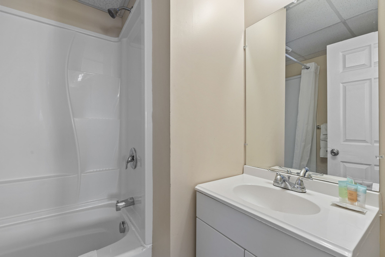Bathroom 3, Mt Royal Motel, York