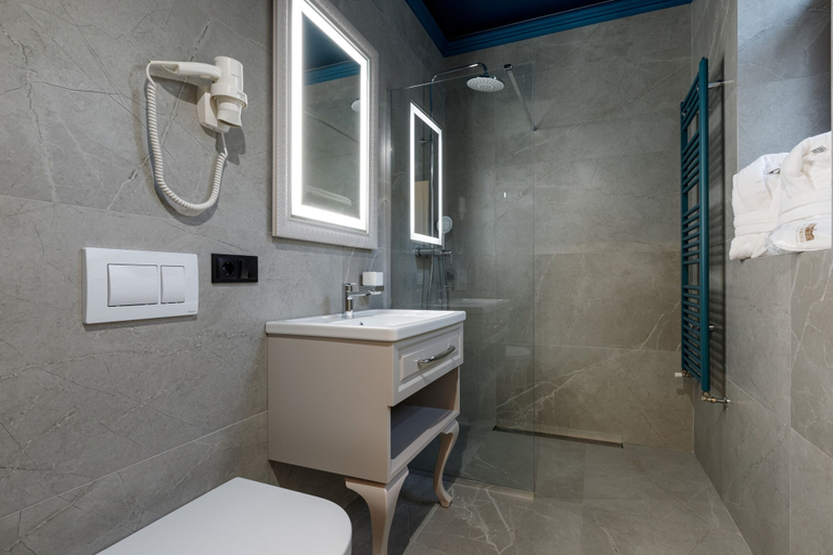 Bathroom 3, Richmond Hotel