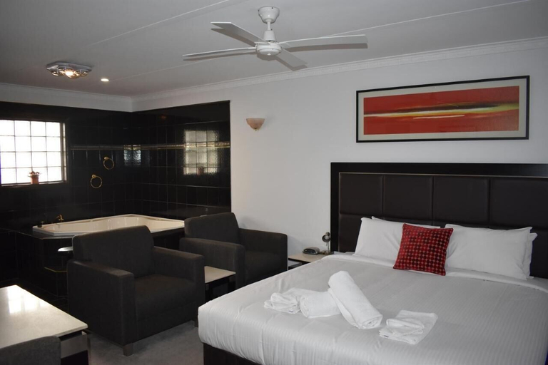 Bedroom 2, Roundhouse Motel, Peterborough