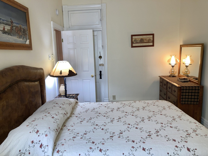 Bedroom 3, Historic Downtown Capitol Hotel Vacation Suites, Johnson