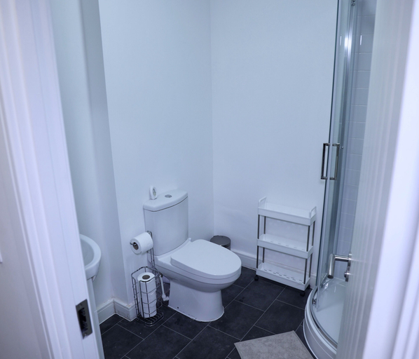 Bathroom 3, Captivating 1-bed Apartment in Nottingham, Nottingham
