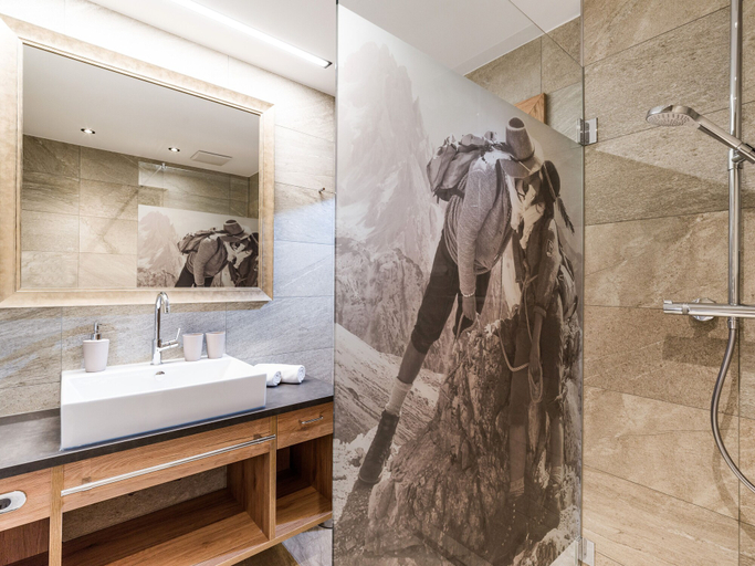 Bathroom 5, Hotel Karlwirt, Schwaz