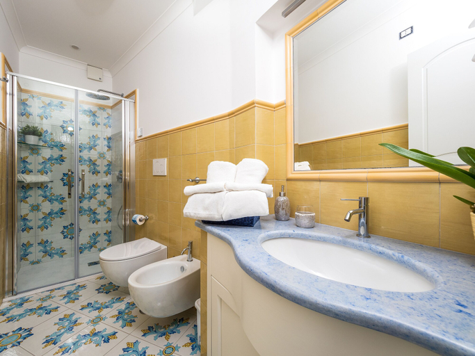 Bathroom 3, Blue Waves, Salerno