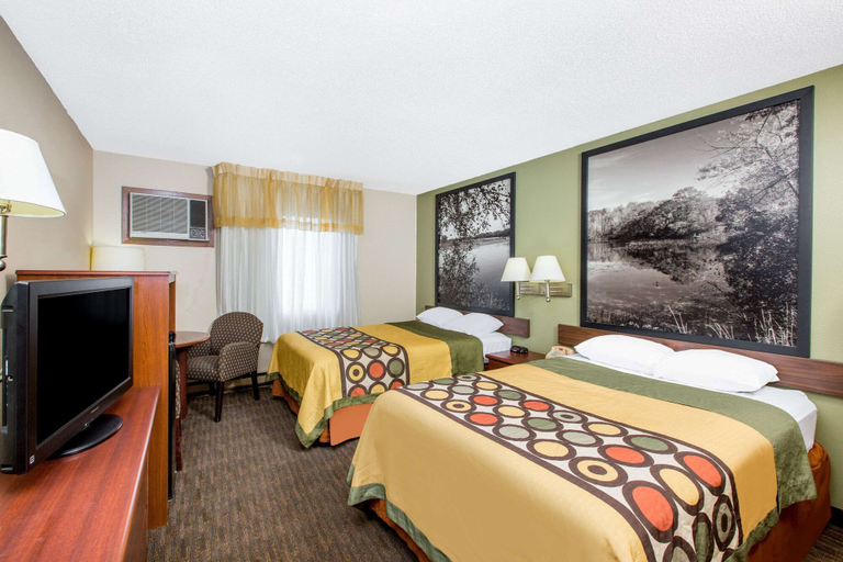 Bedroom 3, Super 8 by Wyndham Fairmont, Martin