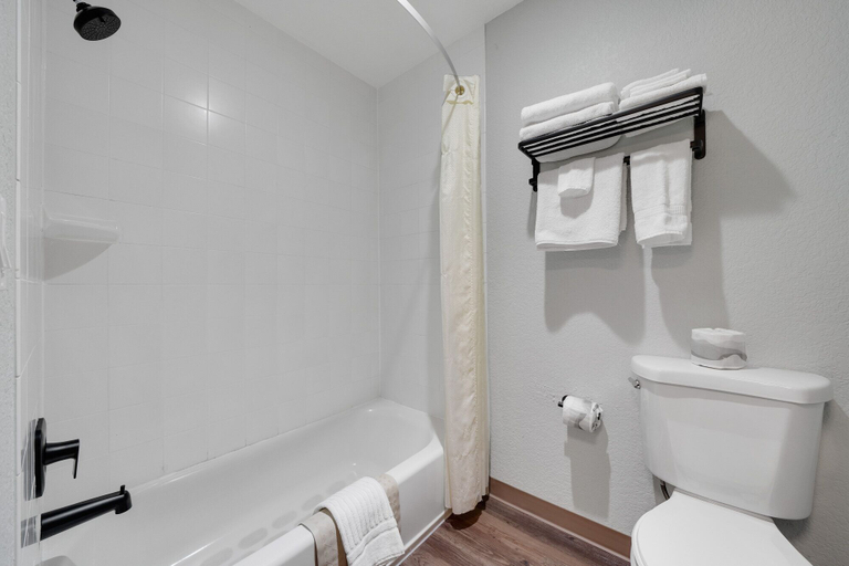 Bathroom 4, Garibaldi Inn at the Bay, Tillamook