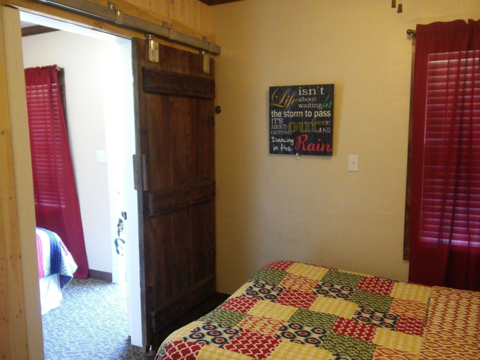 Bedroom 2, Squaw Valley Motel, Fresno