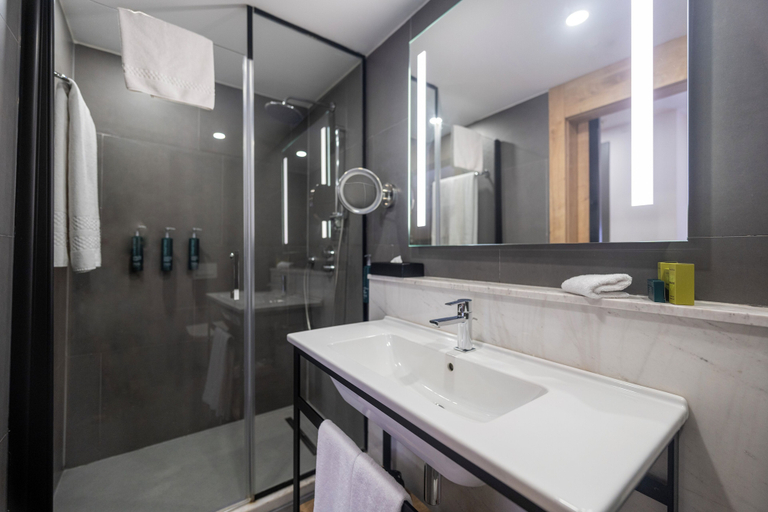 Bathroom 5, DoubleTree by Hilton Antalya-Kemer All-Inclusive Resort, Kemer