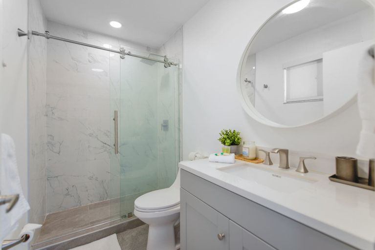 Bathroom 2, Home in Westchester Miami - Private Pool, Miami-Dade