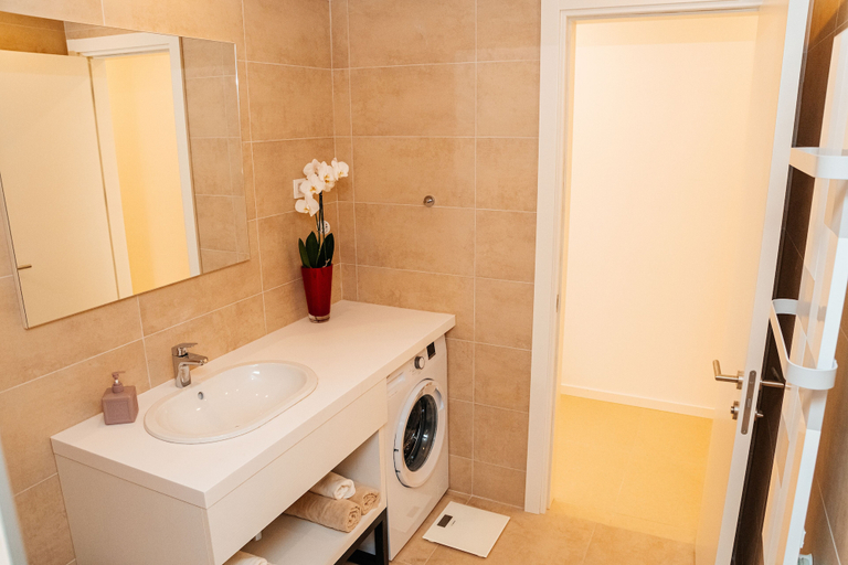 Bathroom 4, Sunraf Luxe Apartments