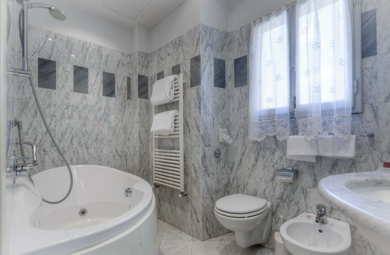 Bathroom 4, Hotel Palazzo dal Borgo, Florence