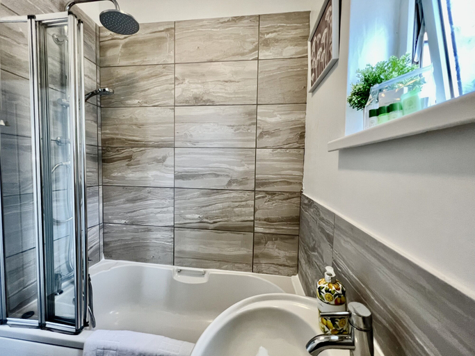 Bathroom 2, Johnson House, Lincolnshire