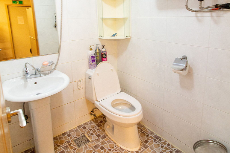 Bathroom 12
