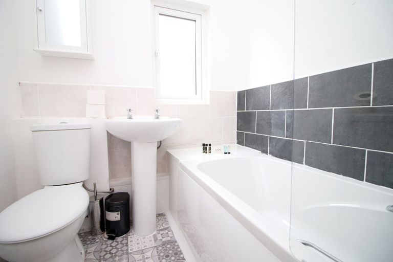 Bathroom, Rugby Road by Tŷ SA, Newport