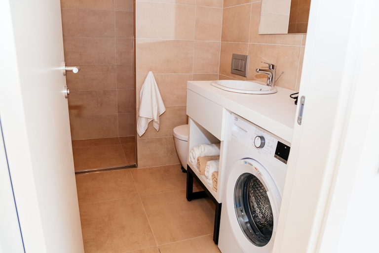 Bathroom 4, Sunraf Luxe Apartments