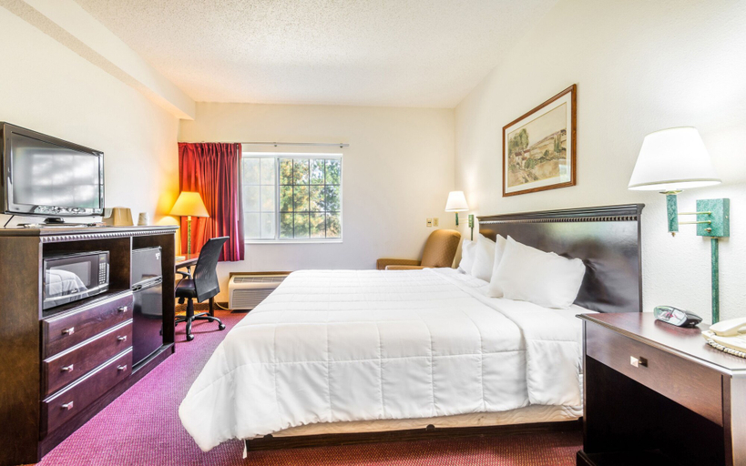 Bedroom 2, Wamego Inn And Suites, Pottawatomie