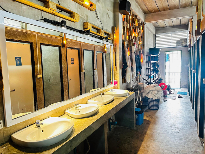 Bathroom 5, TT Hostel, Vientiane