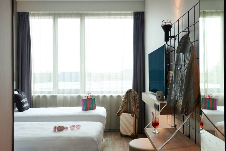 Bedroom 2, Moxy Amsterdam Schiphol Airport, Haarlemmermeer