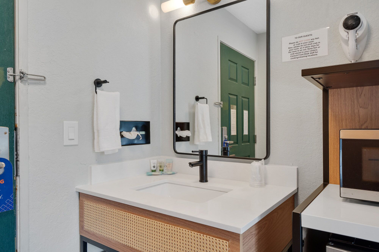 Bathroom 4, Garibaldi Inn at the Bay, Tillamook