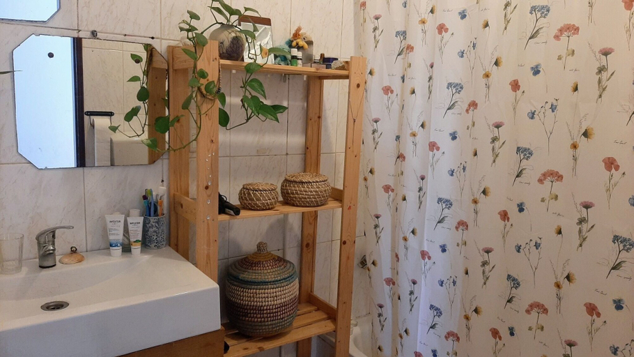 Bathroom, Arlozorov 3BD Apartment