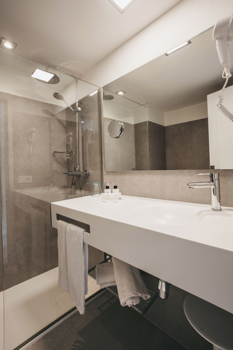 Bathroom 5, Minura Hotel Cala Galdana & Apartamentos, Baleares