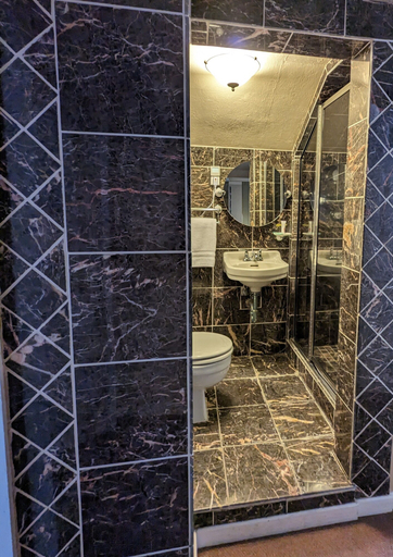Bathroom 4, Bridge of The Gods, Hood River
