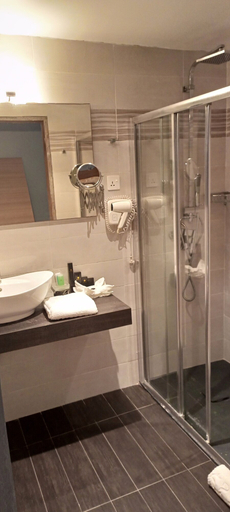 Bathroom 4, Platinum Cocotiers Hotel, Wouri