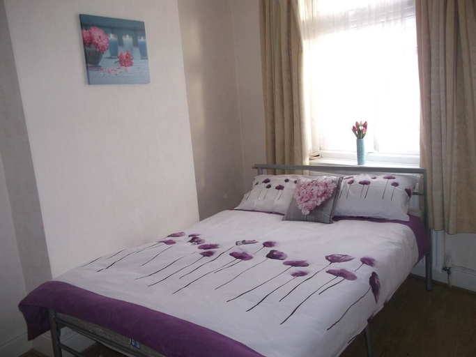 Bedroom 2, Staveley House, Derbyshire