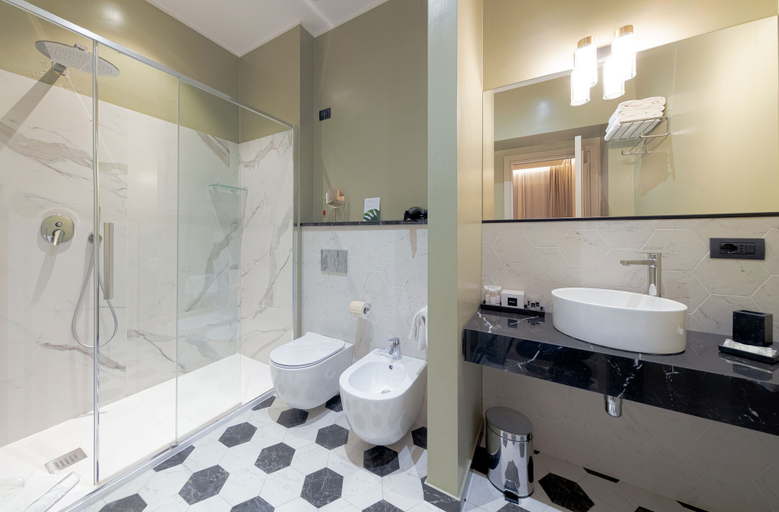 Bathroom 4, Hotel Astoria, Genova
