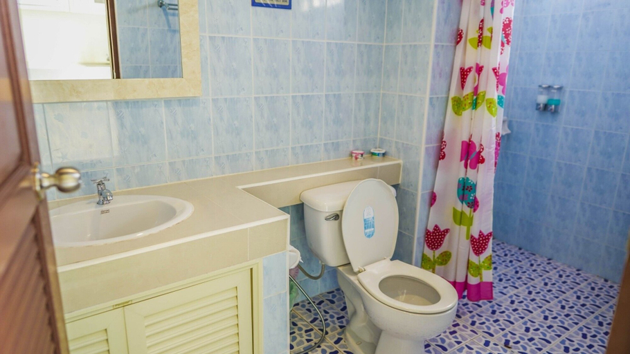 Bathroom 4, RoomQuest One Bangsaray, Sattahip