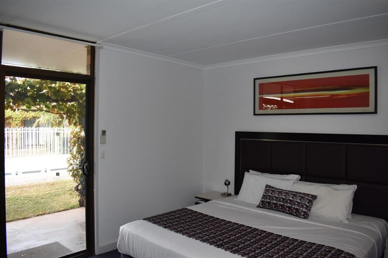 Bedroom 2, Roundhouse Motel, Peterborough