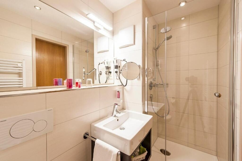 Bathroom 5, Garni Hotel Schumacher, Esslingen