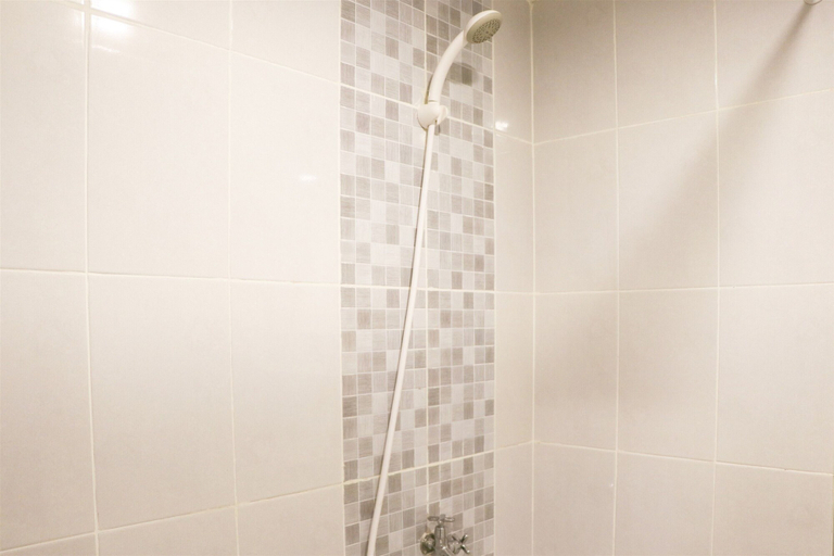 Bathroom 2, Homey And Cozy Style 2Br Apartment Tokyo Riverside Pik 2, Tangerang