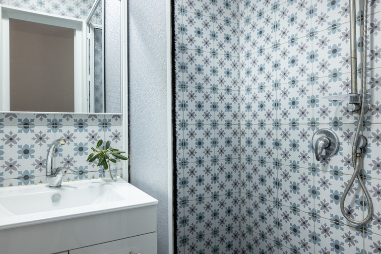 Bathroom 4, Cozy Charm STU Haifa CTR by Sea N' Rent