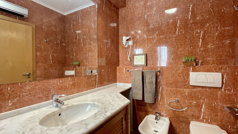 Bathroom 4, Azaleas CIP, Loulé