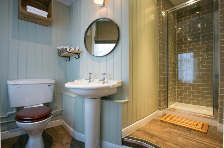 Bathroom 3, The Elephant at the Market, West Berkshire