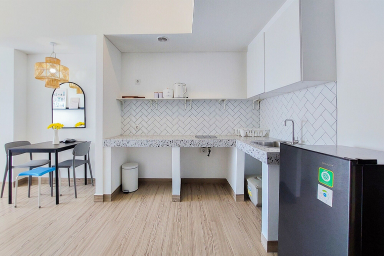 Private kitchen 2, Good Deal 1Br Casa De Parco Apartment Near Aeon Mall, Tangerang Selatan