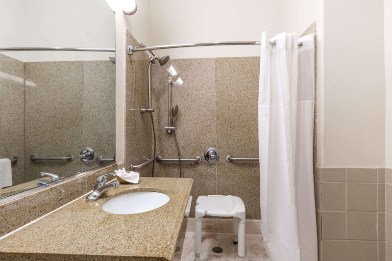 Bathroom 4, Baymont by Wyndham Galveston, Galveston