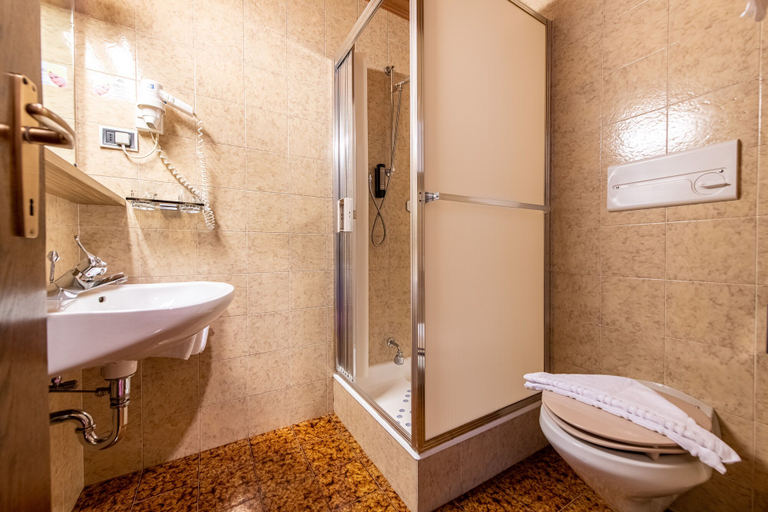 Bathroom 3, Hotel Antholzerhof, Bolzano