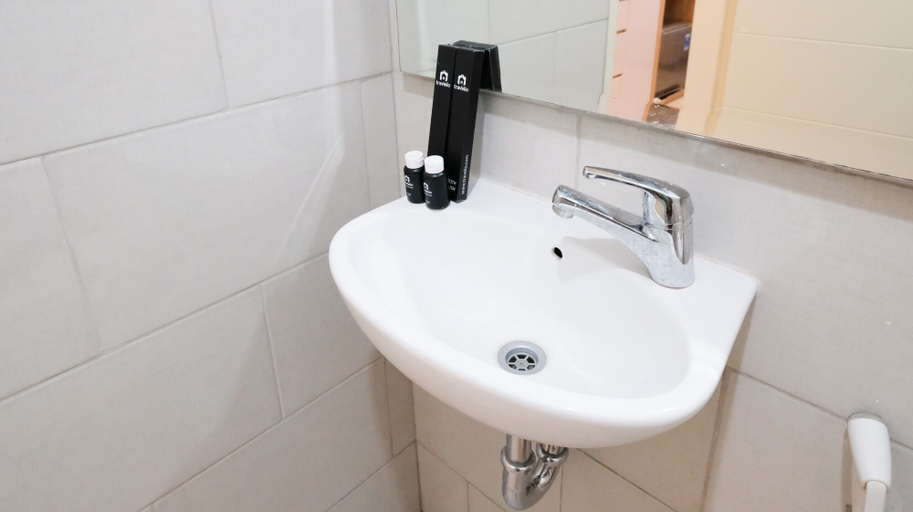 Bathroom 3, Cozy Stay Studio Connected With Mall At Supermall Mansion Apartment, Surabaya