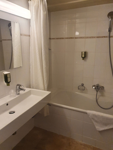 Bathroom 4, L'HÔTEL by Hostellerie du Château, Nyon